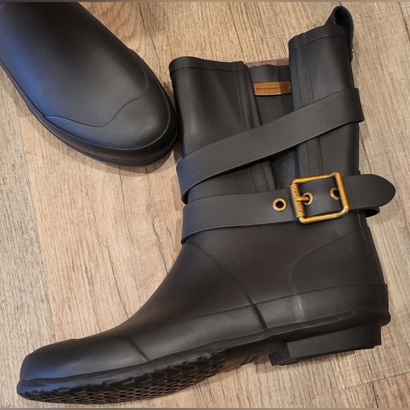 Burberry Black Leather Boots with Gold Buckle - Picture 2 of 9